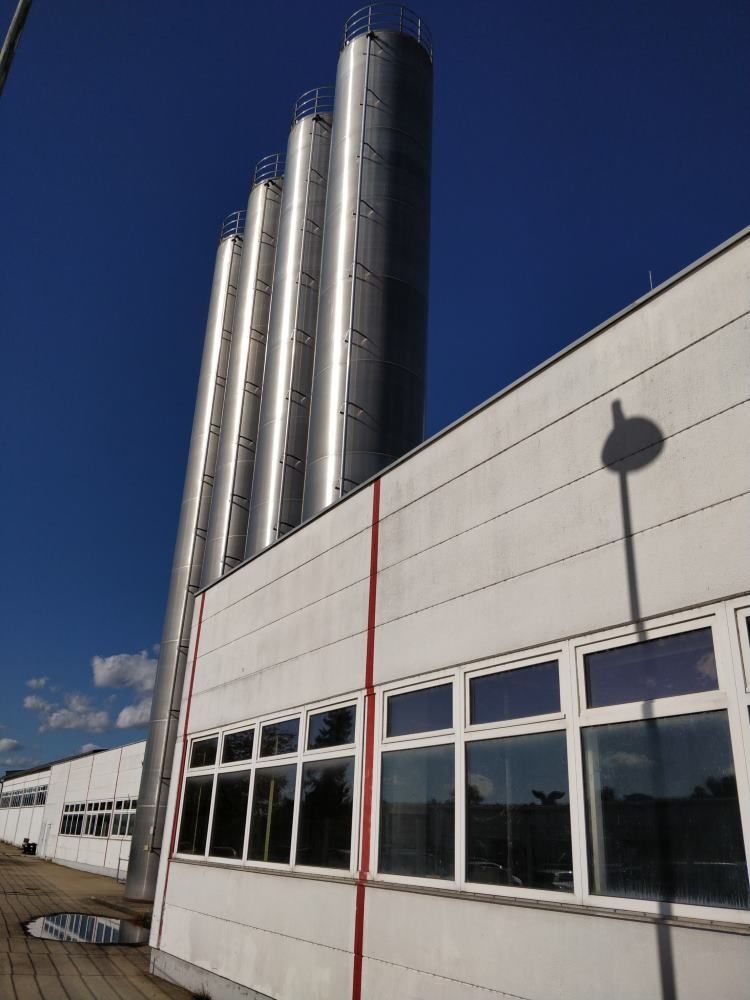 Aluminium-Silos, auf Fu&szlig;ring stehend (1)