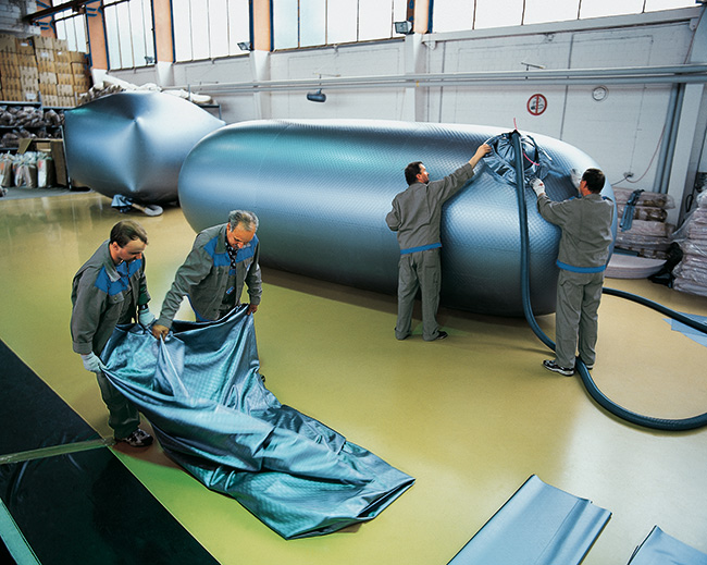 aufgeblasene, blaue, bauartzugelassene Tankinnenh&uuml;lle aus Kunststoff zum Einbau in einen Gebrauchttank im Rahmen der Tanksanierung, die von Firma Tank und Apparate Barth GmbH angeboten wird