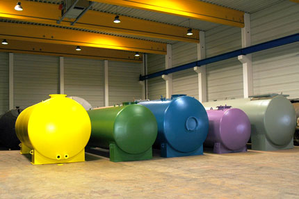 f&uuml;nf in der Halle der Firma Tank und Apparate Barth GmbH liegende, bunte, gebrauchte DIN-Tanks zur Lagerung von wassergef&auml;hrdenden Fl&uuml;ssigkeiten. 