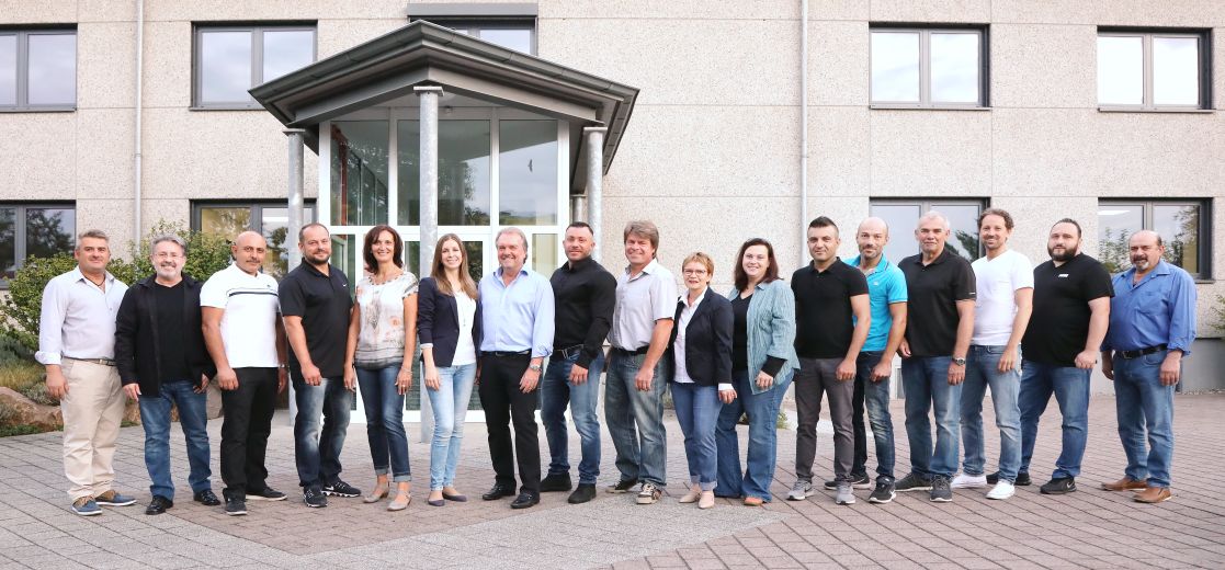 Foto Team vor B&uuml;rogeb&auml;ude der Firma Tank und Apparate Barth GmbH