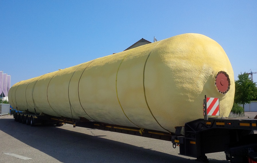 Liegender gebrauchter Druckbeh&auml;lter aus Stahl mit 170.000 Liter Volumen und PU-Schaum-Isolierung vor dem Betrieb der Firma Tank und Apparate Barth GmbH in Forst