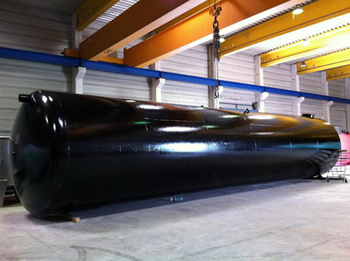 in Halle der Firma Tank und Apparate Barth GmbH liegender, gebrauchter, unterirdischer Regenwassertank mit 108.000 Liter Volumen und schwarzer Bitumenbeschichtung zur Nutzung als Retentionsbeh&auml;lter