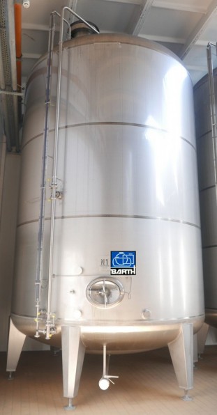 Stehender Edelstahlbeh&auml;lter mit R&uuml;hrwerk mit 60.800 Litern Inhalt von der Firma Tank und Apparate Barth GmbH in Forst