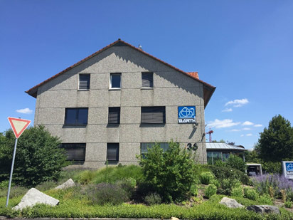 Verwaltungsgeb&auml;ude von Tank und Apparate Barth GmbH vor blauem Himmel in Forst bei Bruchsal